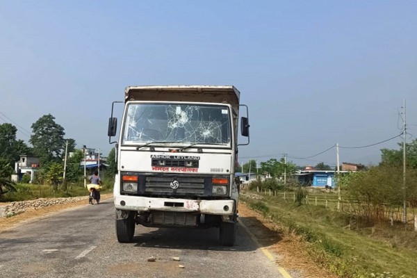 भीमदत्त नगरको टिप्परमा अज्ञात समूहद्वारा तोडफोड 